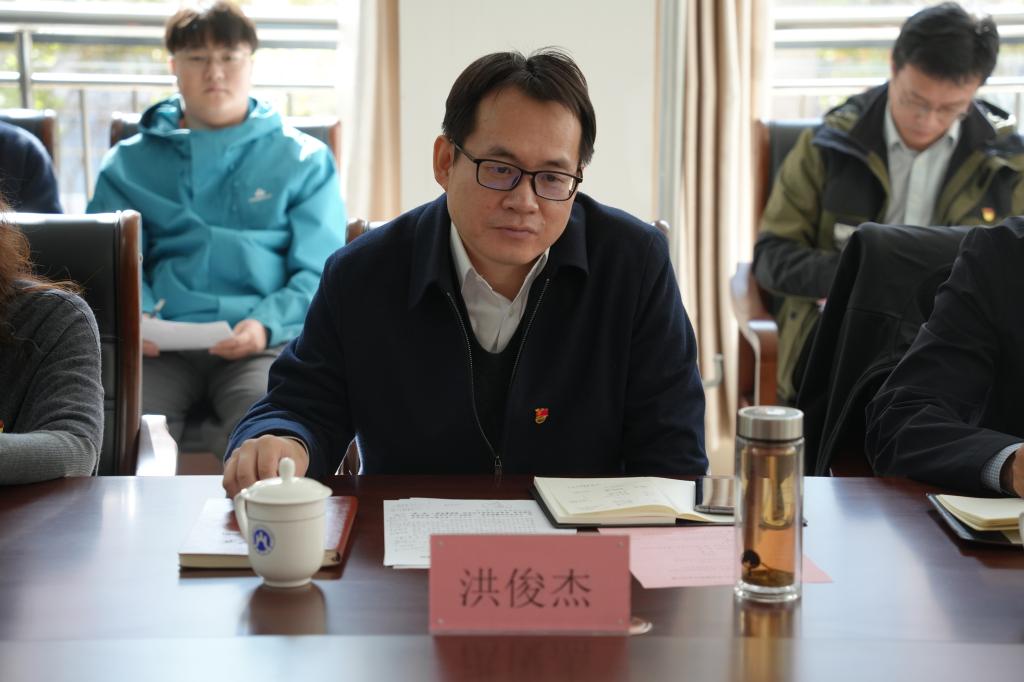 校长洪俊杰参加黄色电影
研究生党支部主题党日活动